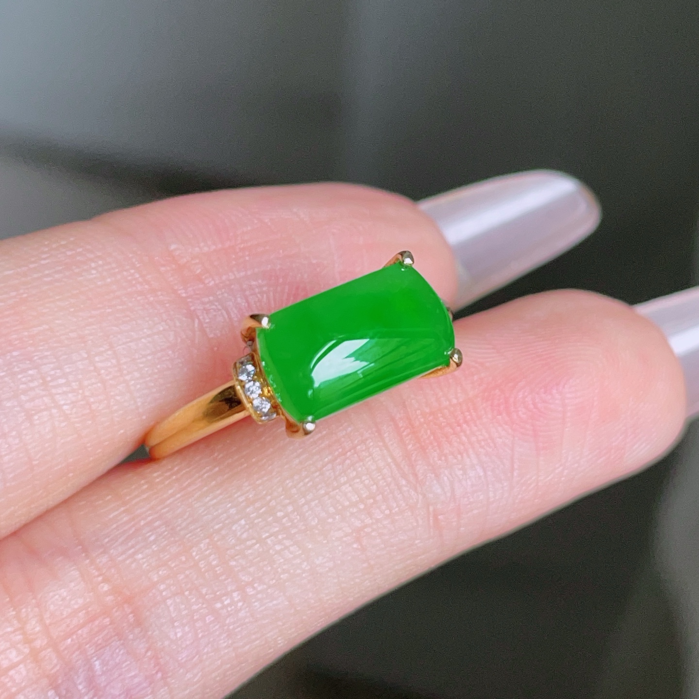 ️ 冰阳绿马鞍戒指，色泽鲜艳，种老水润，18k金镶嵌，裸石 10.7/6.4，圈口 15