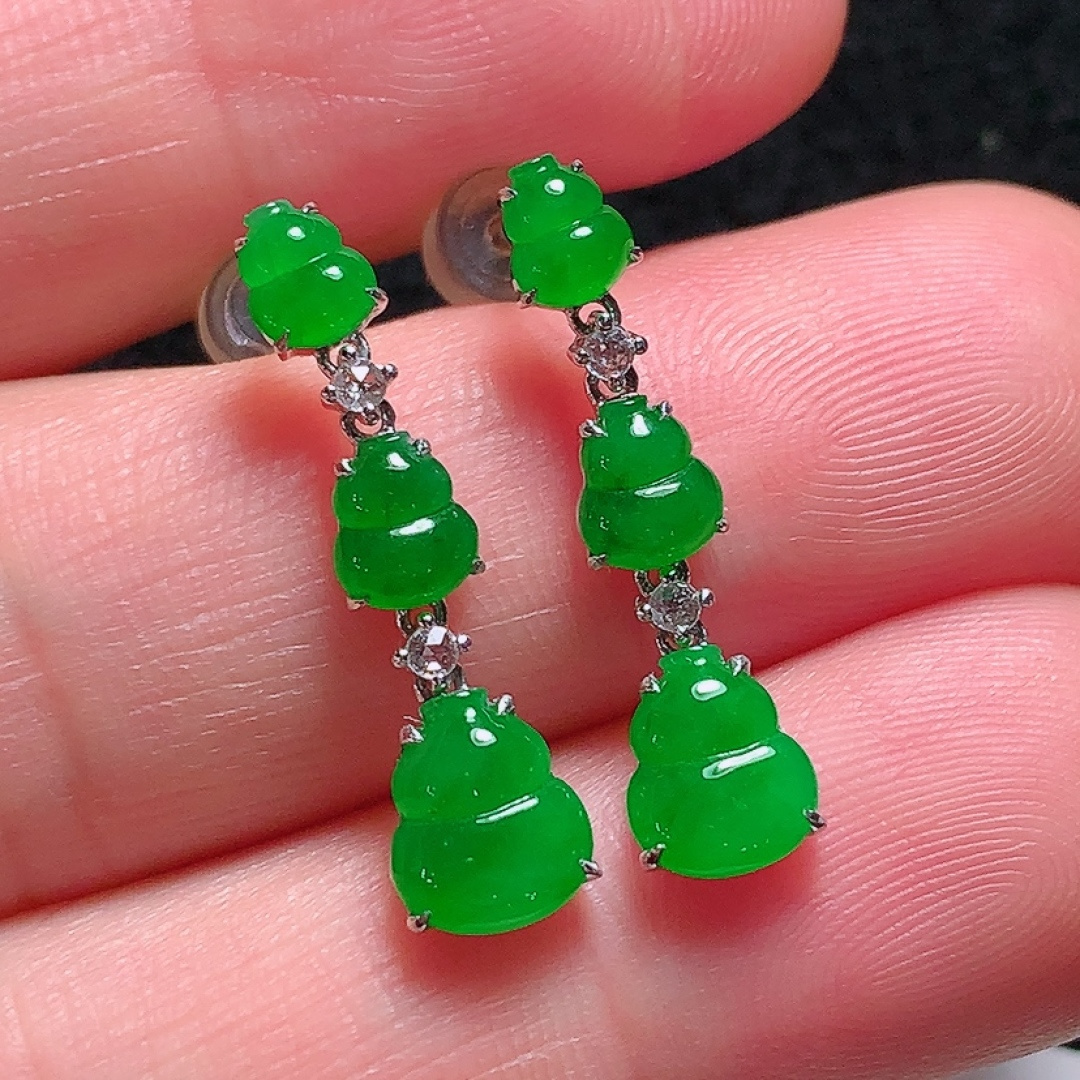 ️18k金镶嵌冰种阳绿葫芦耳坠，种老水头好，又冰又润，饱满无裂：23mm裸石：6.6/5.8/1mm，编号