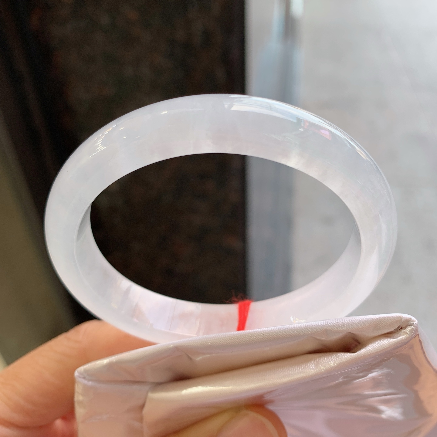 贵妃镯，无裂，尺寸55/48/10.7/7.6，冰润