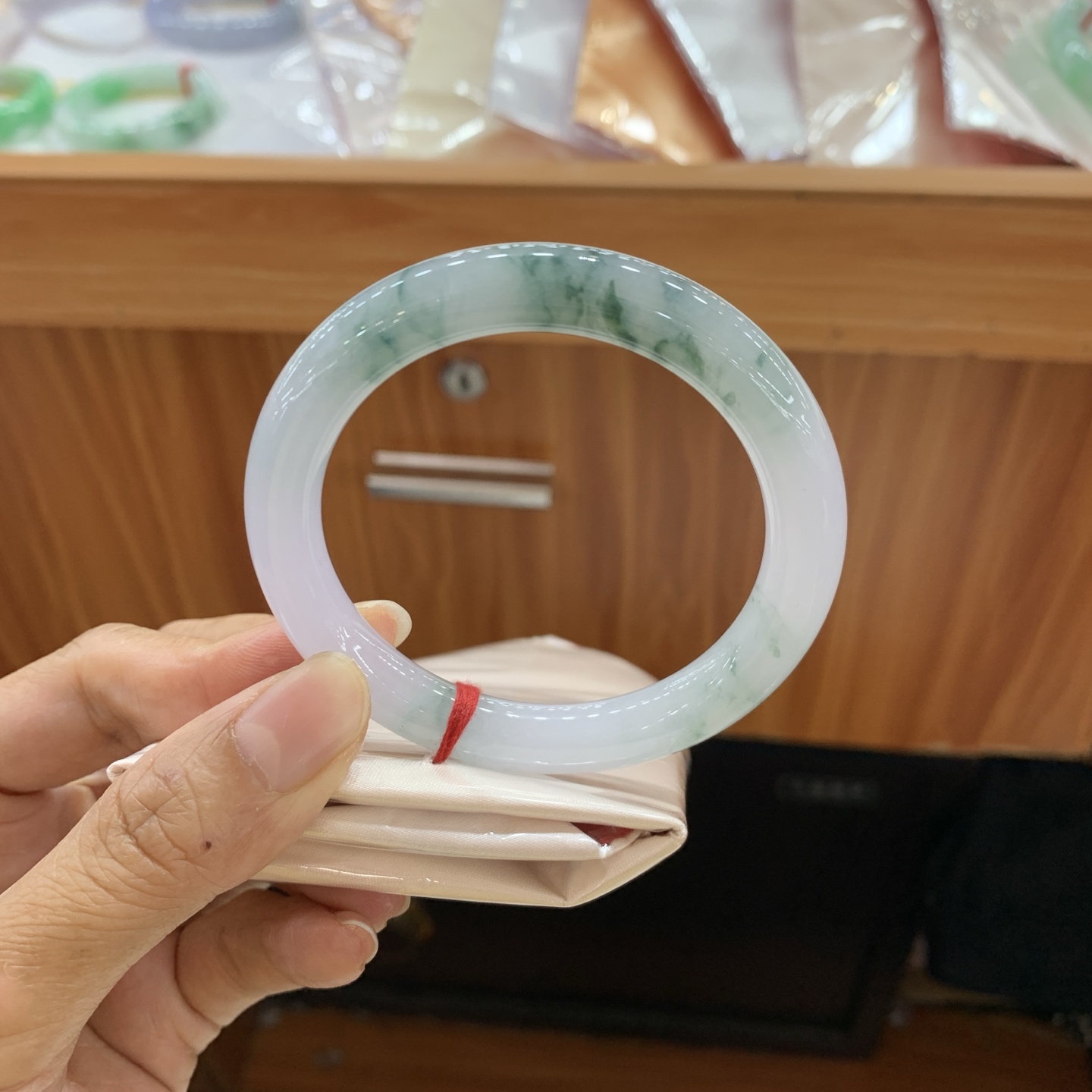 042809FN，冰胶飘花圆条翡翠手镯，54.6-9.1