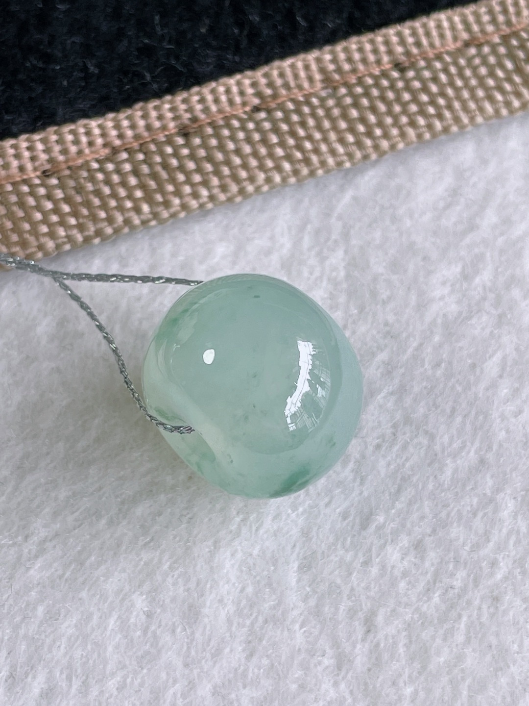 缅甸天然翡翠A货，冰飘花路路通单珠，尺寸：16-12mm。【编4044】