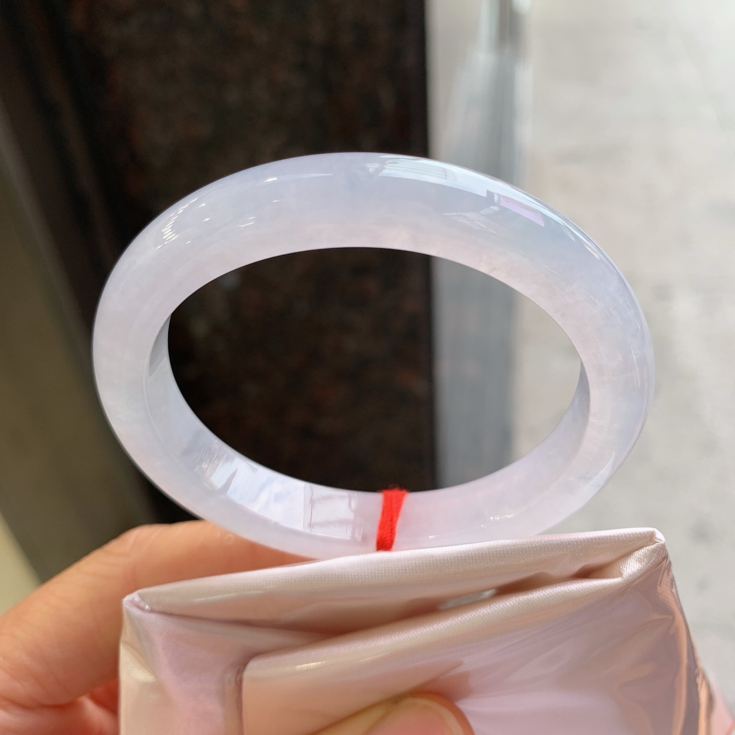 贵妃镯，无裂，尺寸：53/47/12/7.5，冰润