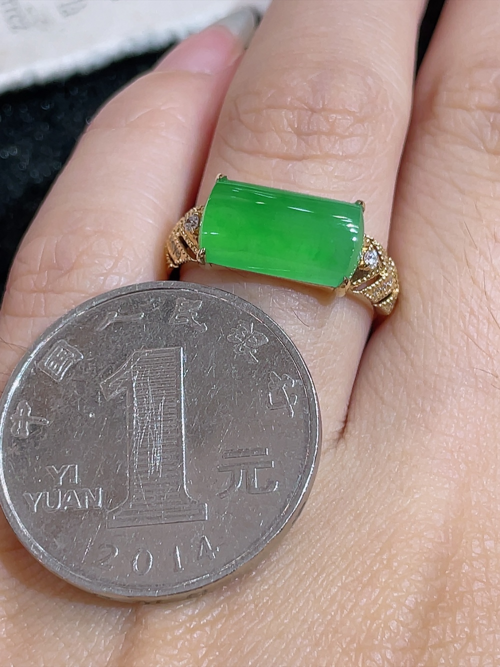 ️冰果绿马鞍戒指，无裂，18k金镶嵌，种水，重金镶嵌，南非钻镶，厚装饱满，高端大气，时尚百搭，性比高，圈口12.5，裸石12.5/7.0/5.5，含金厚