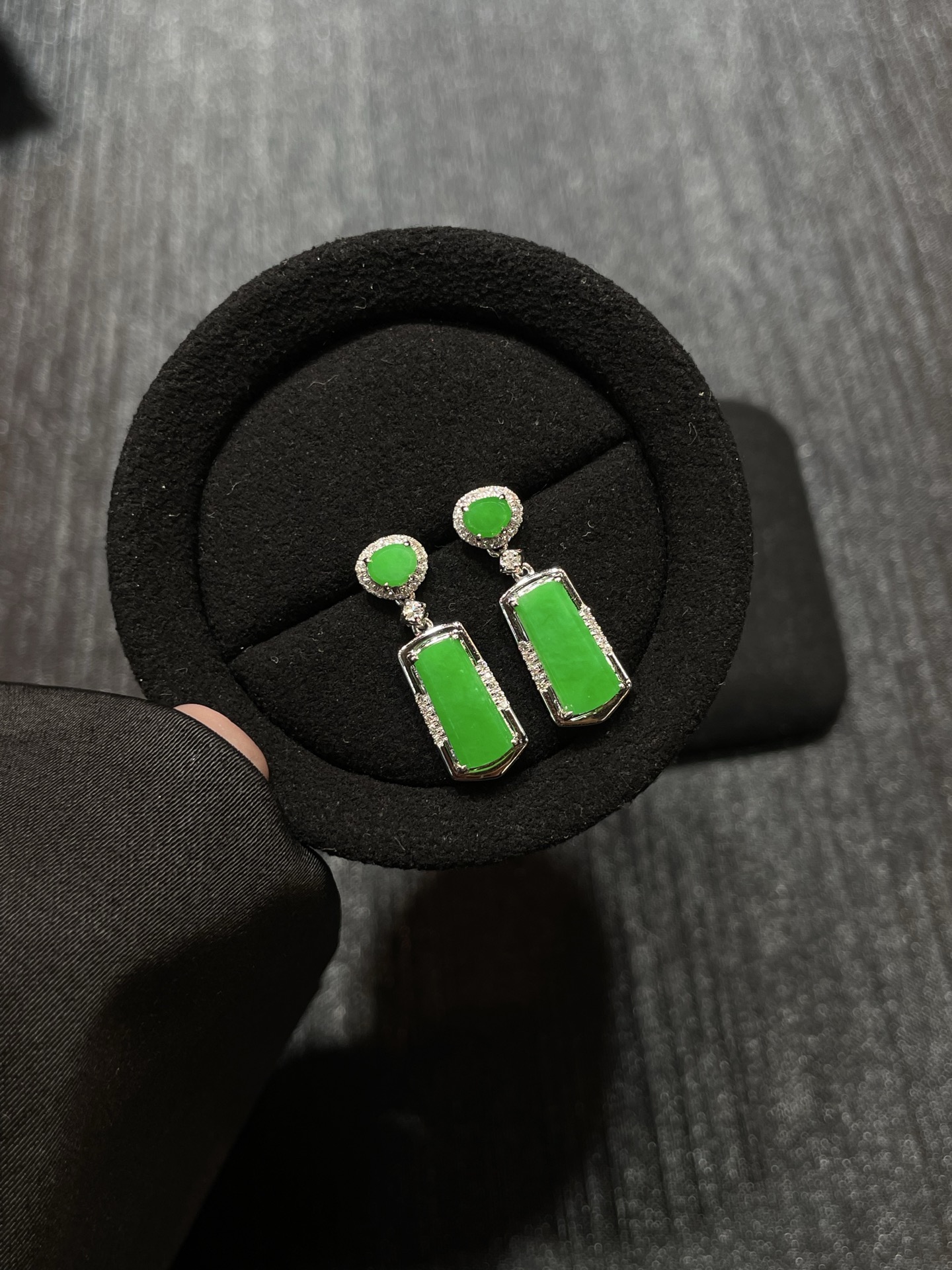 满色 正阳绿 mini小无事牌耳坠，18k金配钻镶嵌，10.4-4.7