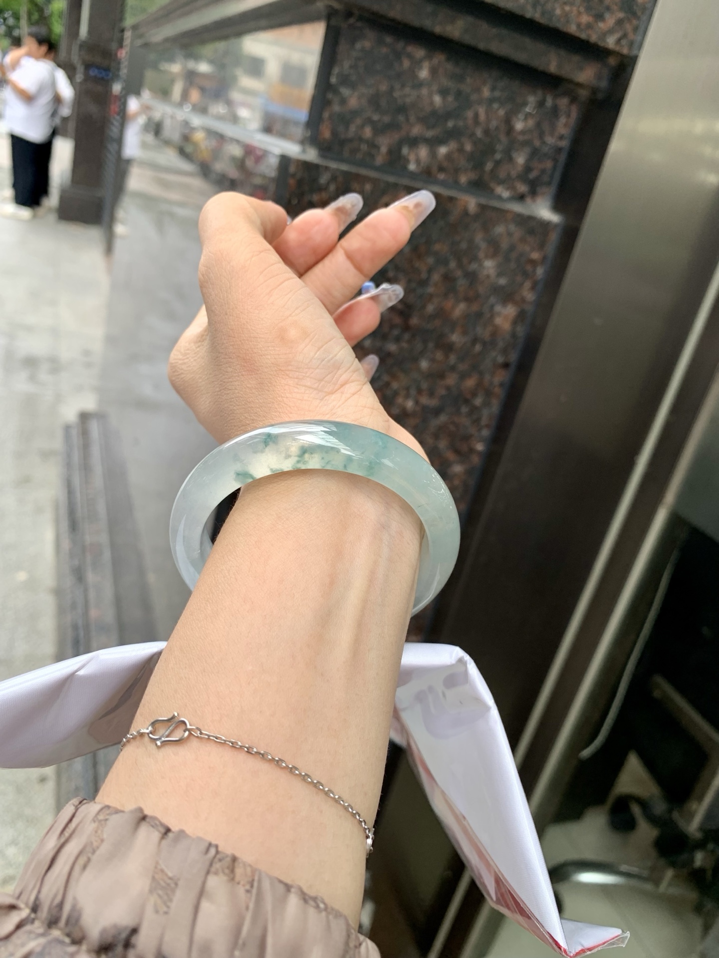 冰飘花正圈，54.3/7.6/12，0429-N579，打灯细纹，底妆冰透起光，蓝花灵动飘逸，勾勒出一幅唯美诗意的山水意境画，古典优雅又秀气