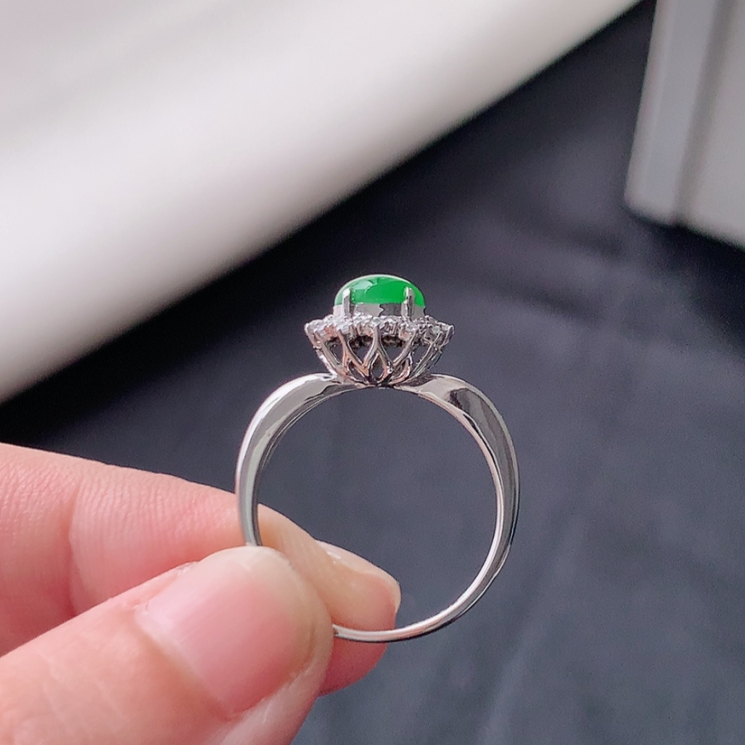 冰阳绿女戒。莹莹青翠，种老无裂水润，佩戴温婉优雅，货号79428，7.7/6.1/2.2