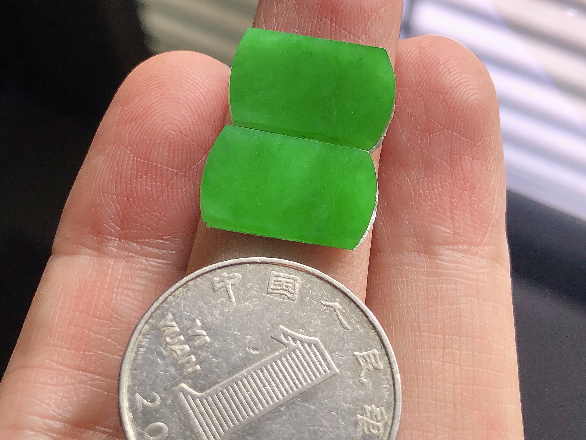 ️ 高冰阳绿马鞍， 色泽艳阳，通透水润，玉质细腻，夺目迷人，镶嵌效果大气上档次，品相，无裂，尺寸16.5/10/2，超值