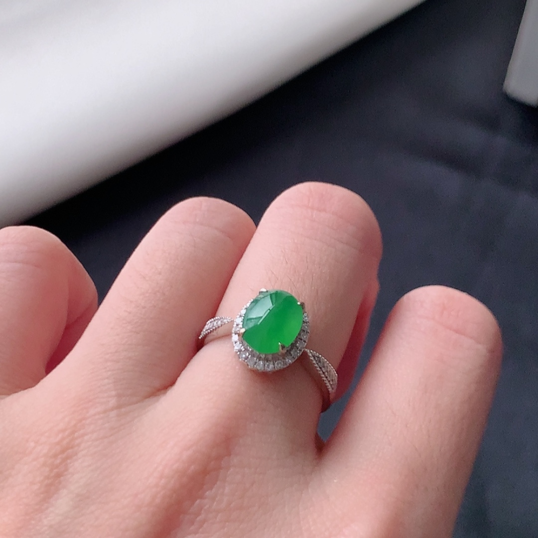 冰阳绿女戒。莹莹青翠，种老无裂水润，佩戴温婉优雅，货号79428，8.0/6.3/2.0