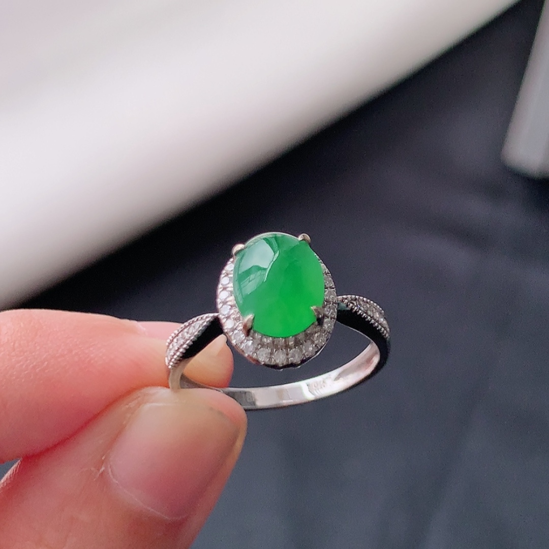 冰阳绿女戒。莹莹青翠，种老无裂水润，佩戴温婉优雅，货号79428，8.0/6.3/2.0