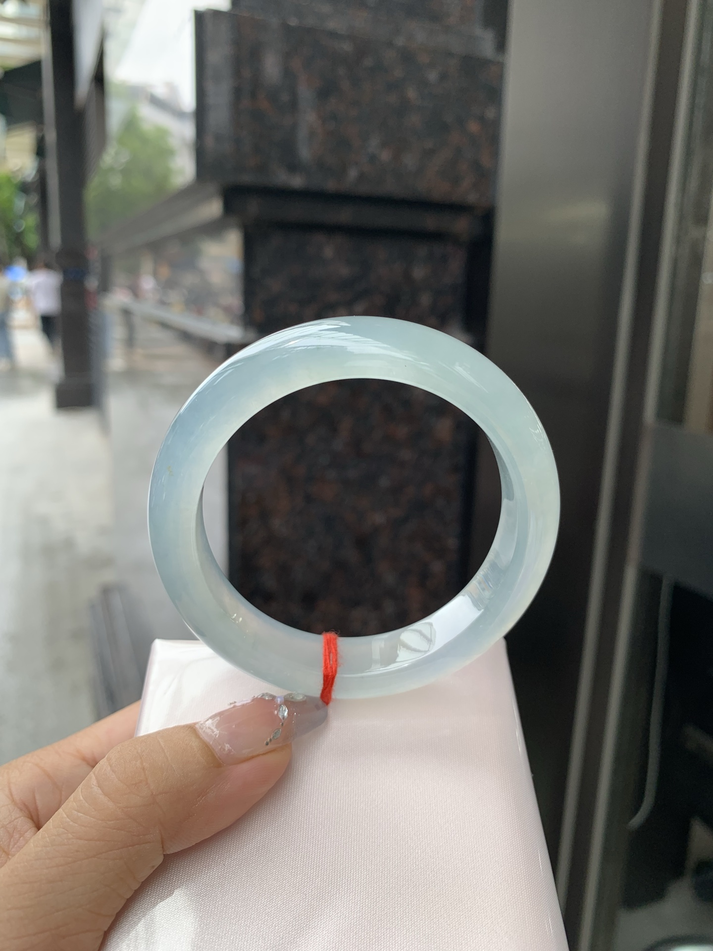 冰蓝正圈，56-8.5-12.2，0429-N576-1，底妆冰润细腻，有洒金，千变万化的冰晴蓝底色，拥有海的颜色，却散发着星空的光芒，这是一只来自冰川蓝的清冷气质仙女镯，无裂