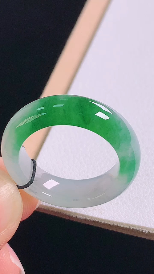 冰飘绿指环，无裂，尺寸:圈口15/17.4-5.9-3.8mm，编号24