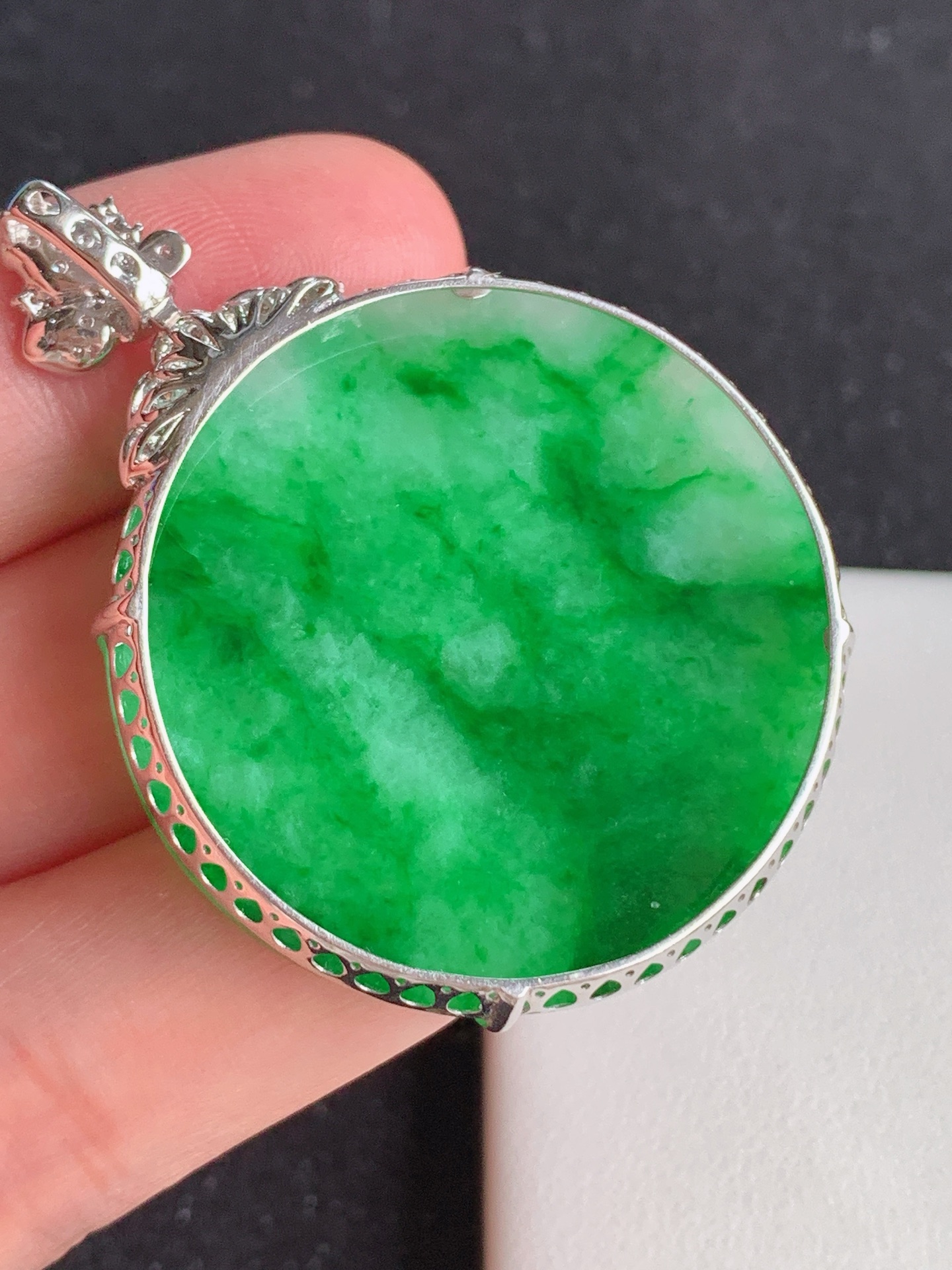 ️，18k镶嵌冰飘绿无事牌，无裂尺寸：47/34.8/5.5