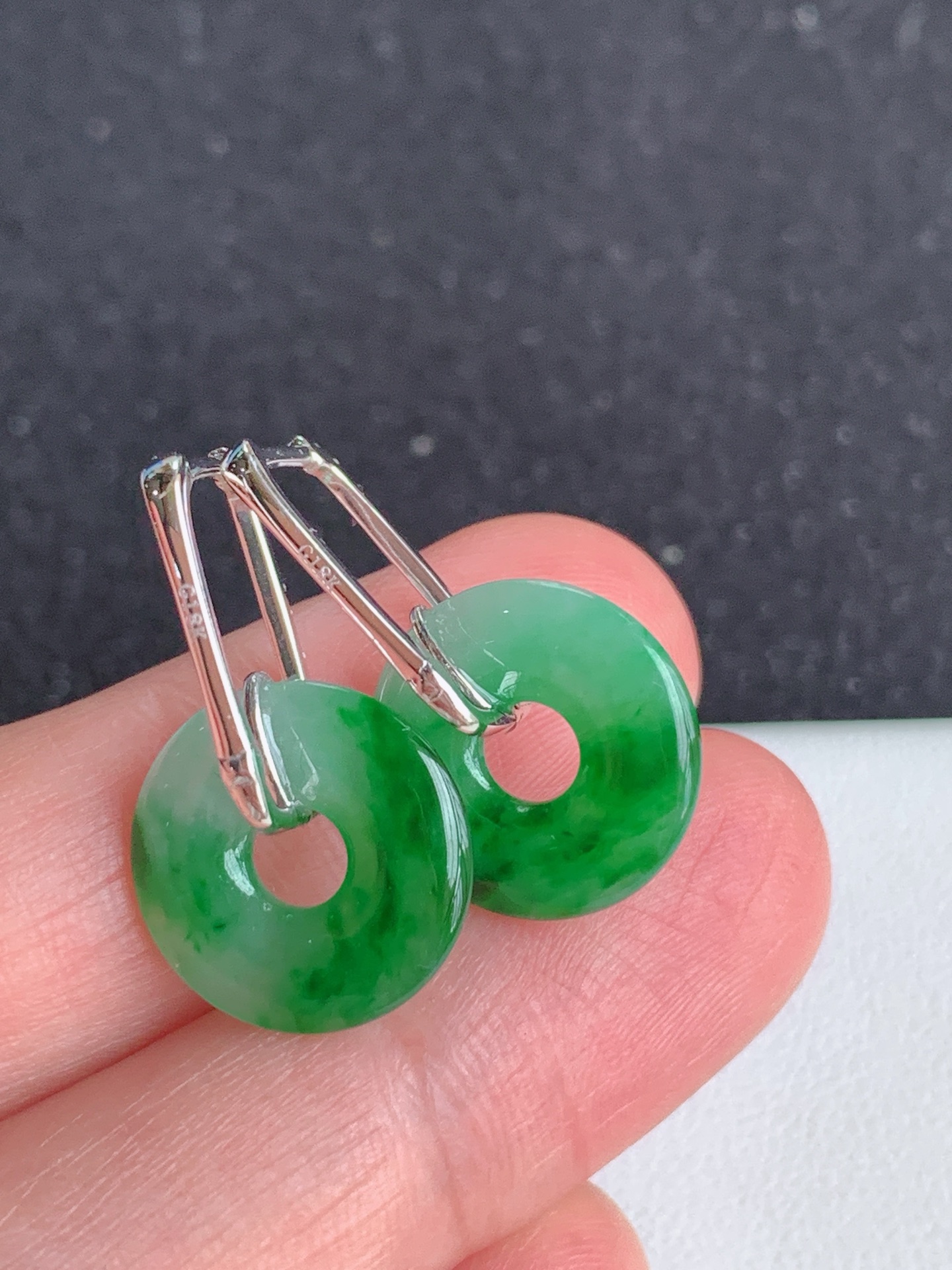 ️，18k镶嵌冰飘花平安圈耳坠，无裂尺寸：23