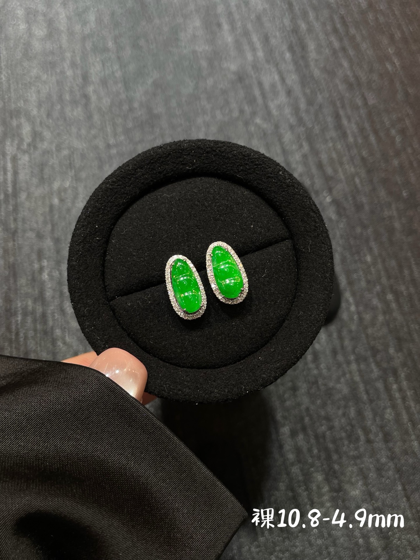 满色 阳绿 福豆耳钉，18k金配钻镶嵌，10.8-4.9