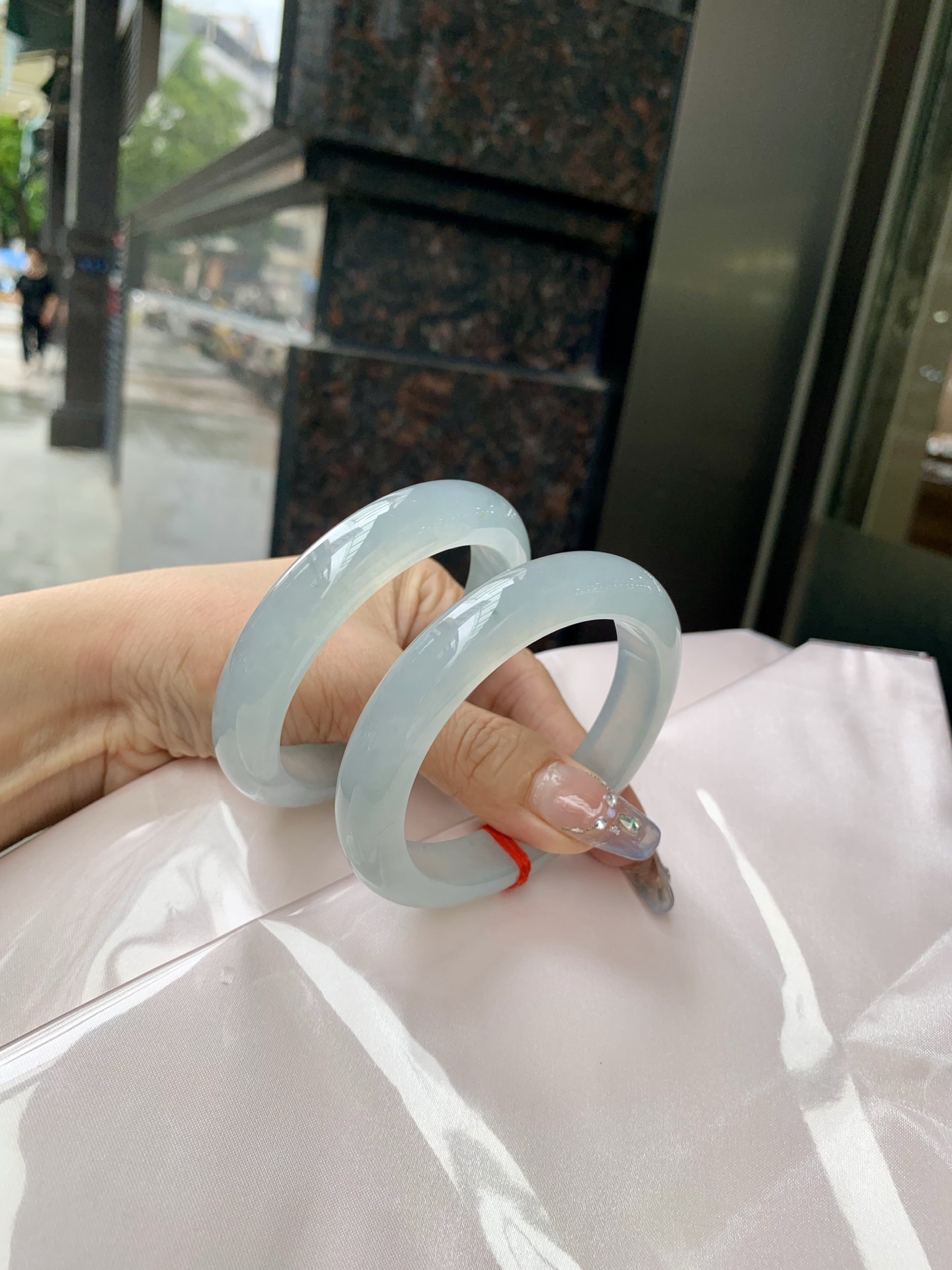 冰蓝正圈，56-8.5-12.2，0429-N576-1，底妆冰润细腻，有洒金，千变万化的冰晴蓝底色，拥有海的颜色，却散发着星空的光芒，这是一只来自冰川蓝的清冷气质仙女镯，无裂