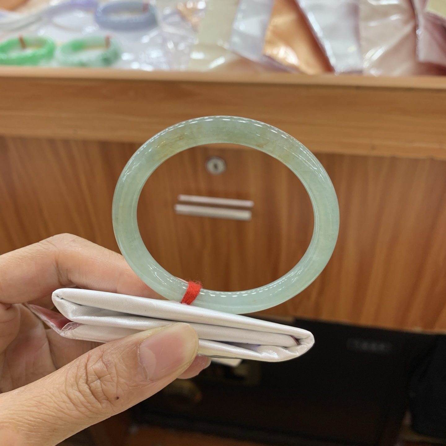 042801FN，底色飘黄翡小圆条翡翠手镯，50.5-6.5-6.7