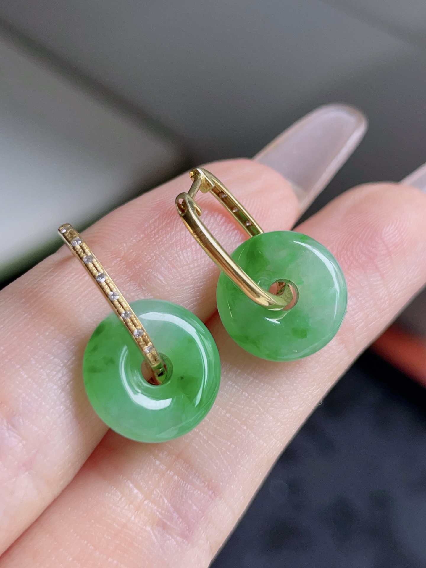 ️ 冰飘花甜甜圈耳坠，色泽鲜艳，种老水润，18k金镶嵌 19.8，裸石 12.2/3.7