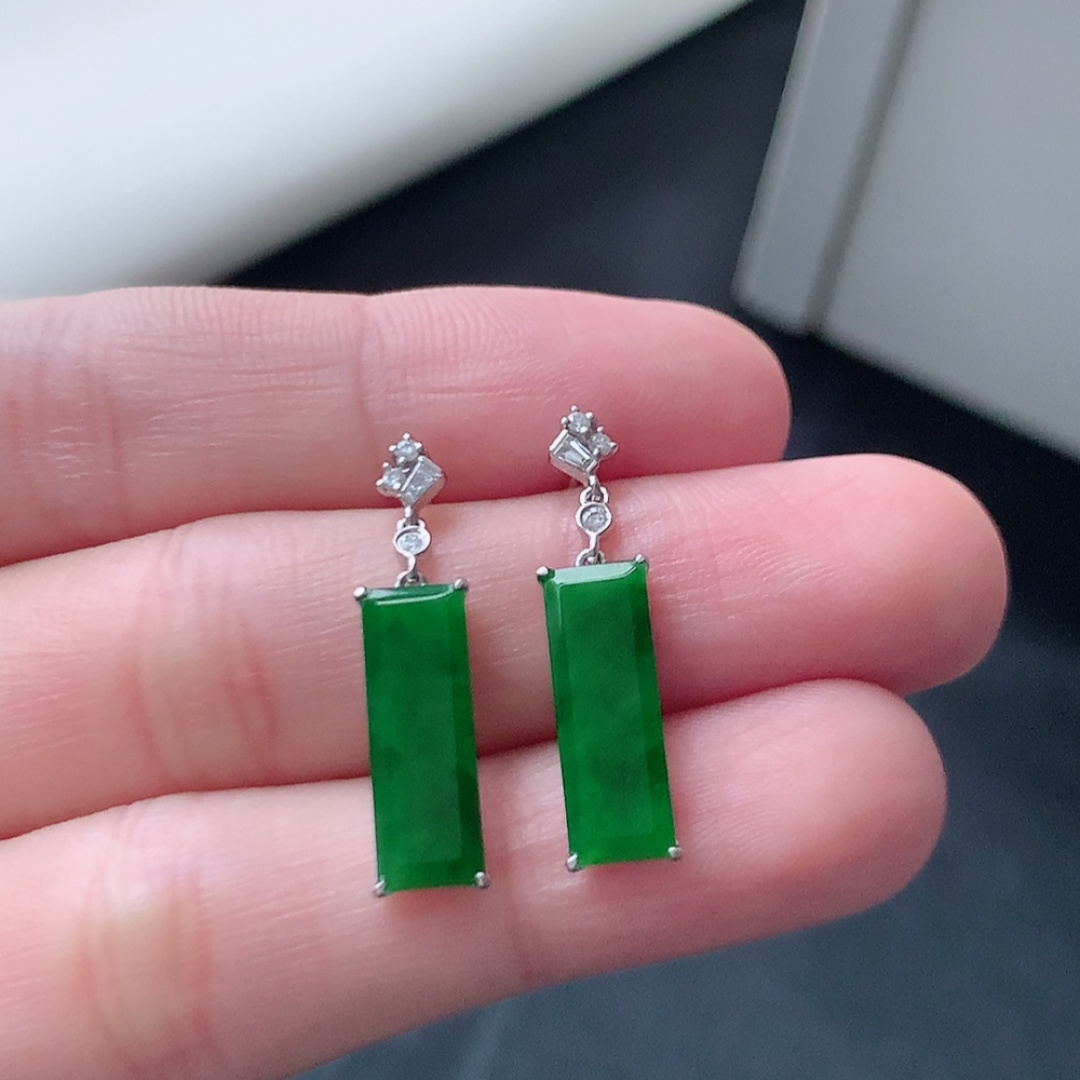 冰阳绿无事牌耳坠，翠色明媚，底子细腻莹润，佩戴清新优雅货号79428，23.9/5.8/2.5