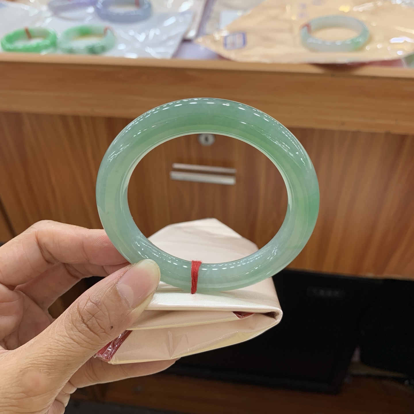 042816FN，冰种油绿圆条翡翠手镯，57-10.8-10.6，编号042816FN