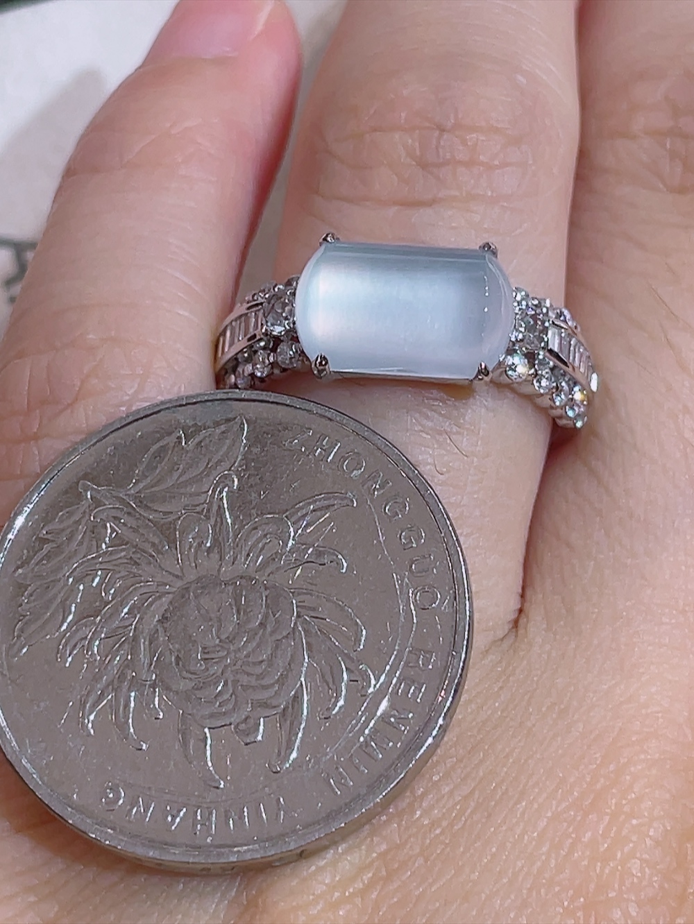 ️高冰玻璃种马鞍戒指，无裂，18k金镶嵌，种水，重金镶嵌，南非钻镶，厚装饱满，荧光四射，刚性十足，高端大气，性比高，14圈口，裸石11.2/7.0/4.8，含金厚