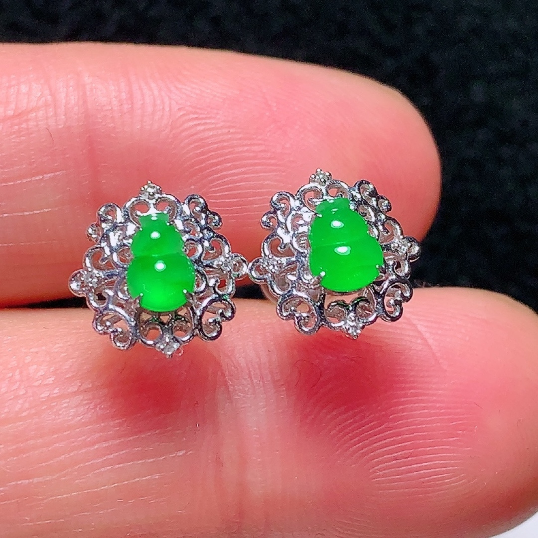️18k金镶嵌冰种阳绿葫芦耳钉，种老水头好，又冰又润，饱满无裂：10.4/10.2/5.4mm，裸石：5.5/3.7/2.3mm，编号