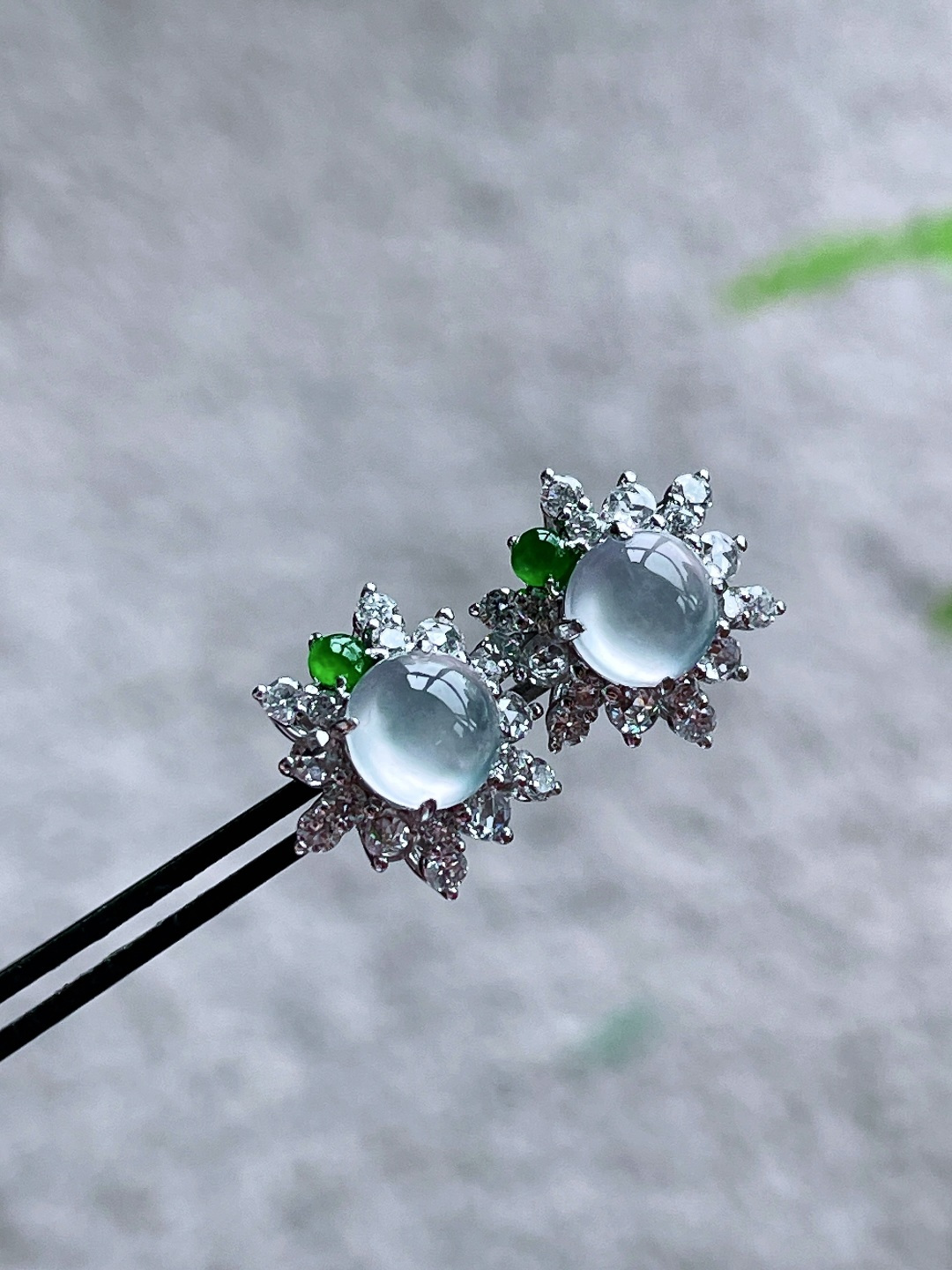 冰蛋面耳钉，18k金镶嵌，无裂，性比高10.2/10.2/7.7，裸石5.2/2.5，重量2.1克