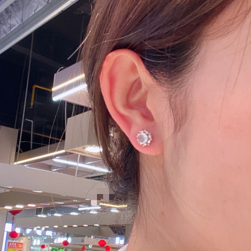 高冰蛋面耳钉，通透如冰，荧光流转，18k金镶嵌，珠宝感十足，尺寸如图一，实物更美～，8.3/6.8