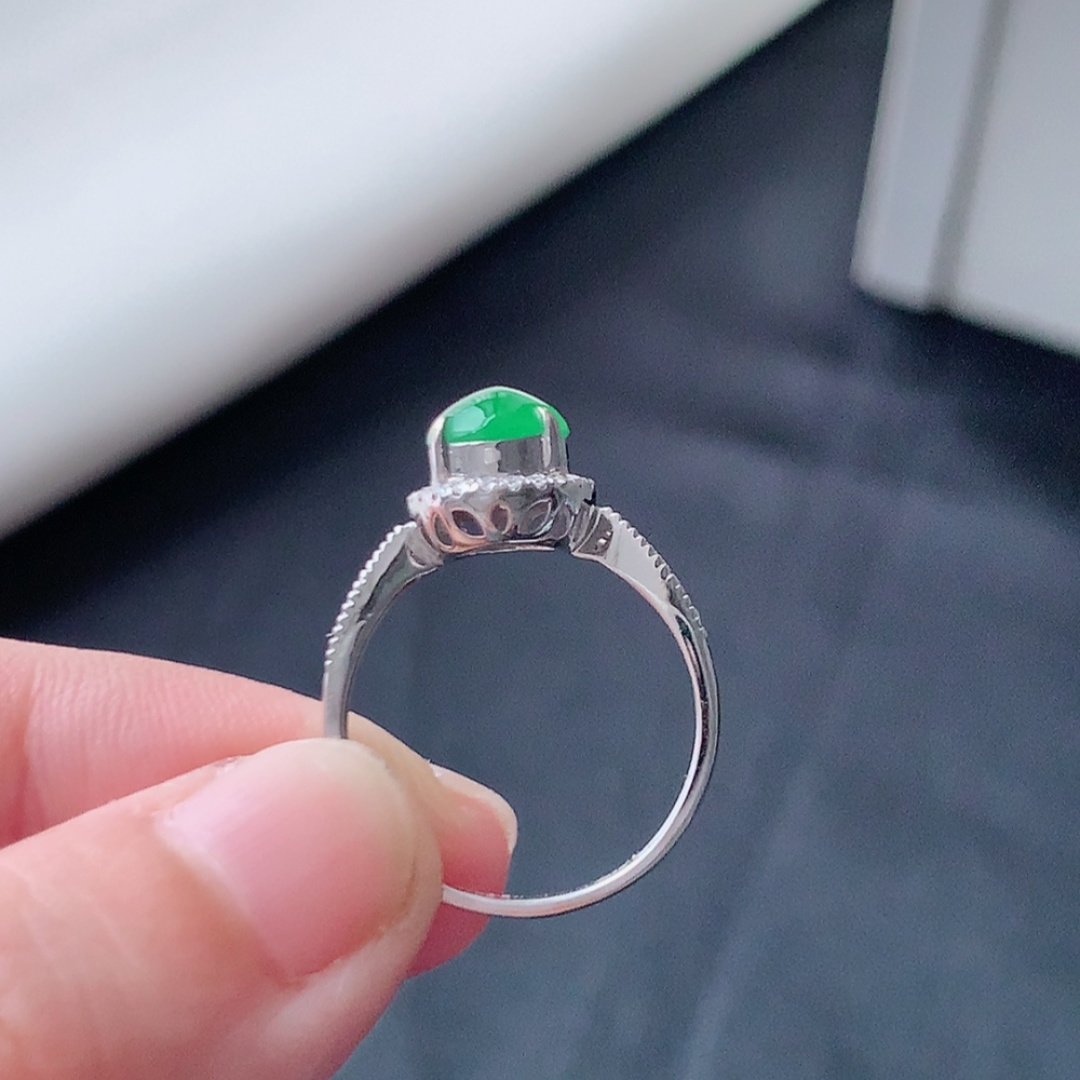 冰阳绿女戒。莹莹青翠，种老无裂水润，佩戴温婉优雅，货号79428，8.0/6.3/2.0