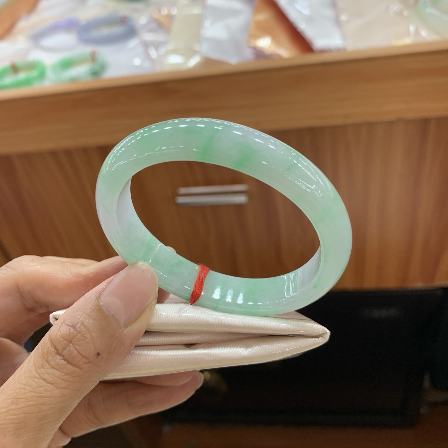 042810FN，飘绿贵妃翡翠手镯，54-46.5-11.9-7.5