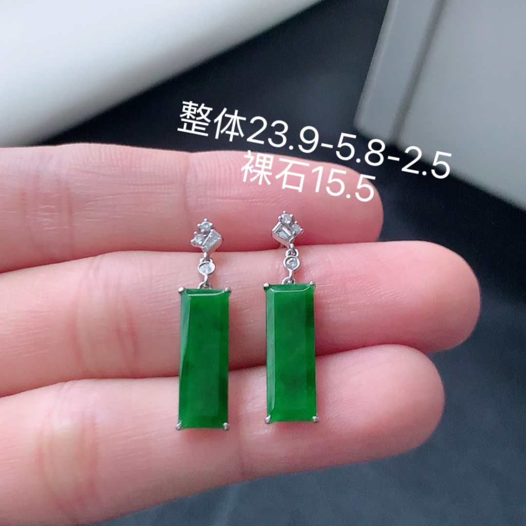 冰阳绿无事牌耳坠，翠色明媚，底子细腻莹润，佩戴清新优雅货号79428，23.9/5.8/2.5