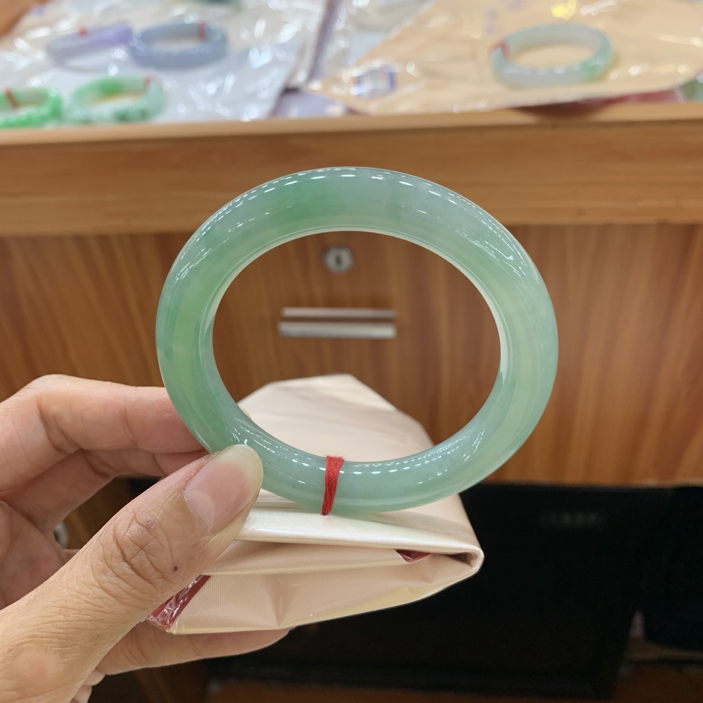 042816FN，冰种油绿圆条翡翠手镯，57-10.8-10.6，编号042816FN