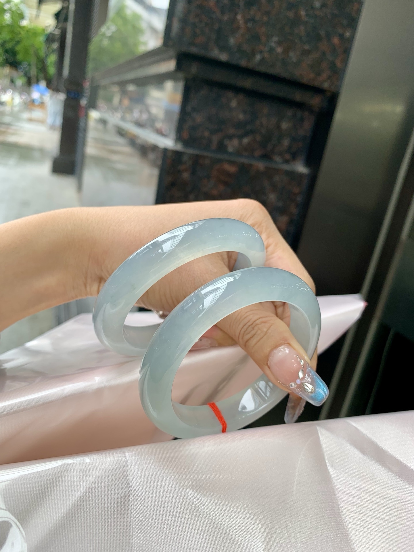 冰蓝正圈，56-8.5-12.2，0429-N576-1，底妆冰润细腻，有洒金，千变万化的冰晴蓝底色，拥有海的颜色，却散发着星空的光芒，这是一只来自冰川蓝的清冷气质仙女镯，无裂