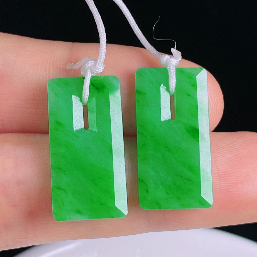 ️阳绿耳坠，老种起光，细底通透，尺寸：23.2/12/2.7mm0429