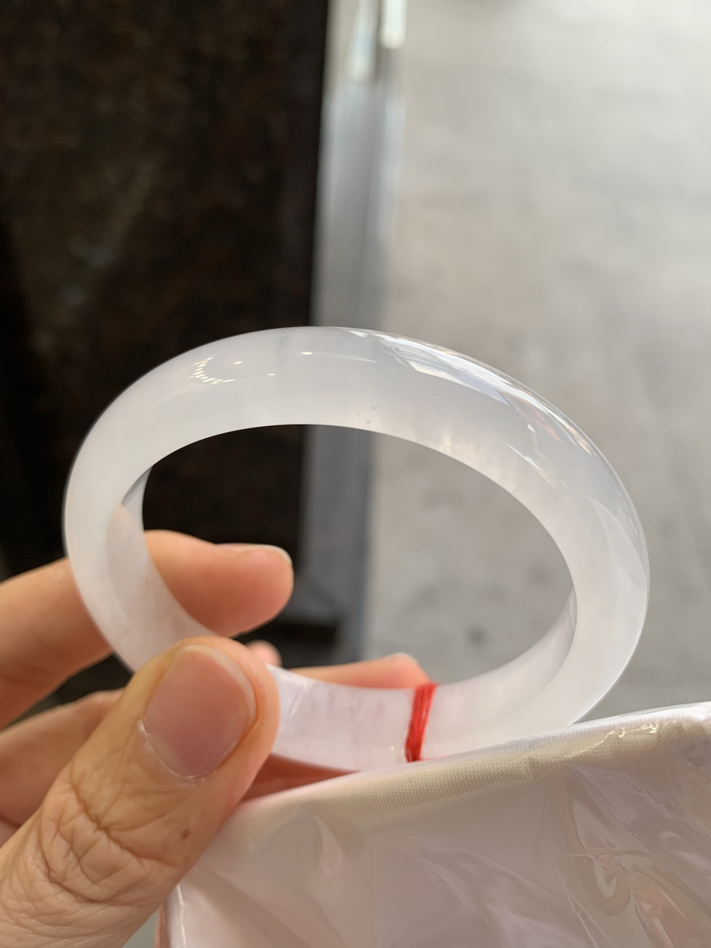 贵妃镯，无裂，尺寸55/48/10.7/7.6，冰润