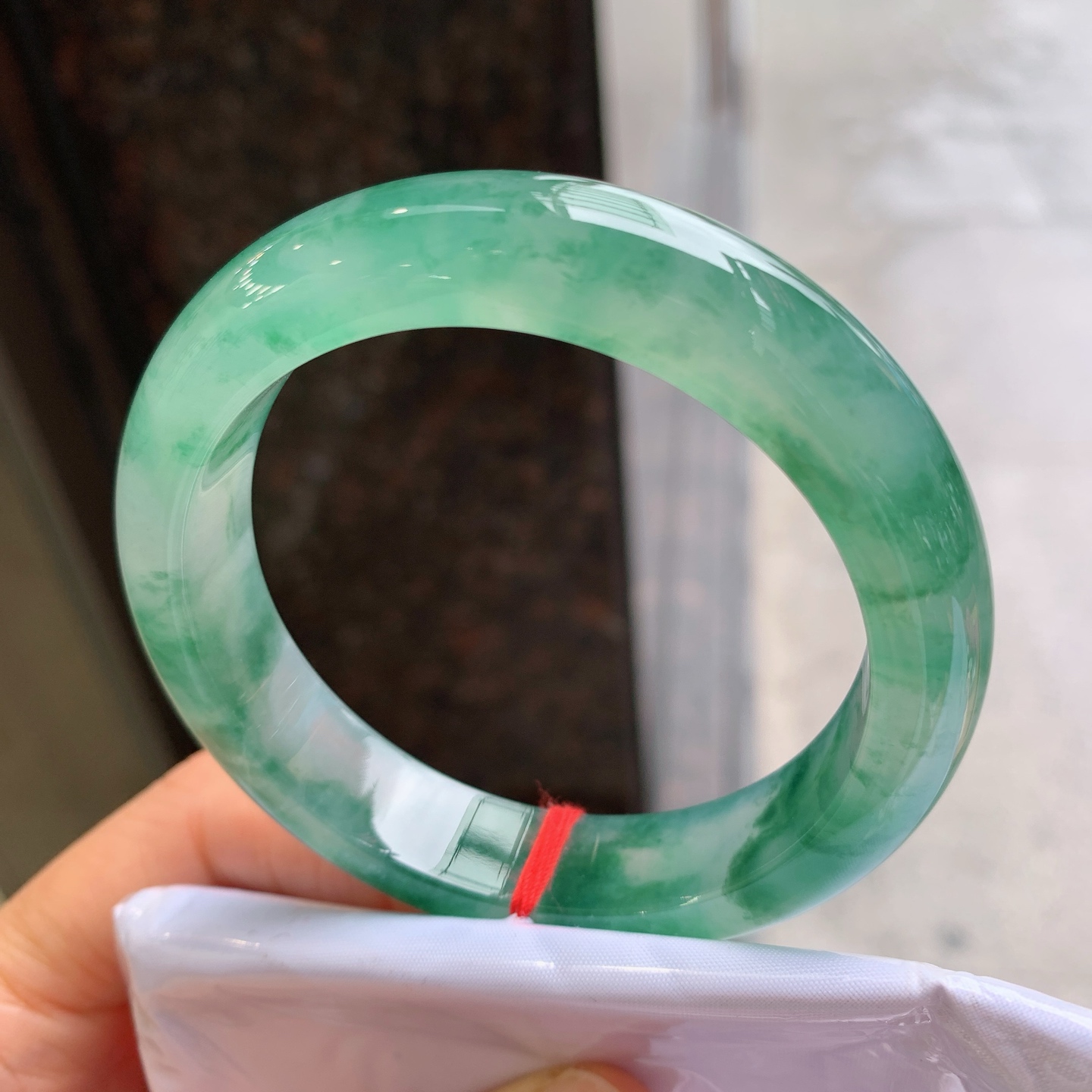 正圈冰种飘花，有纹、有裂，尺寸：55.5/12.9/8.7，花色漂亮