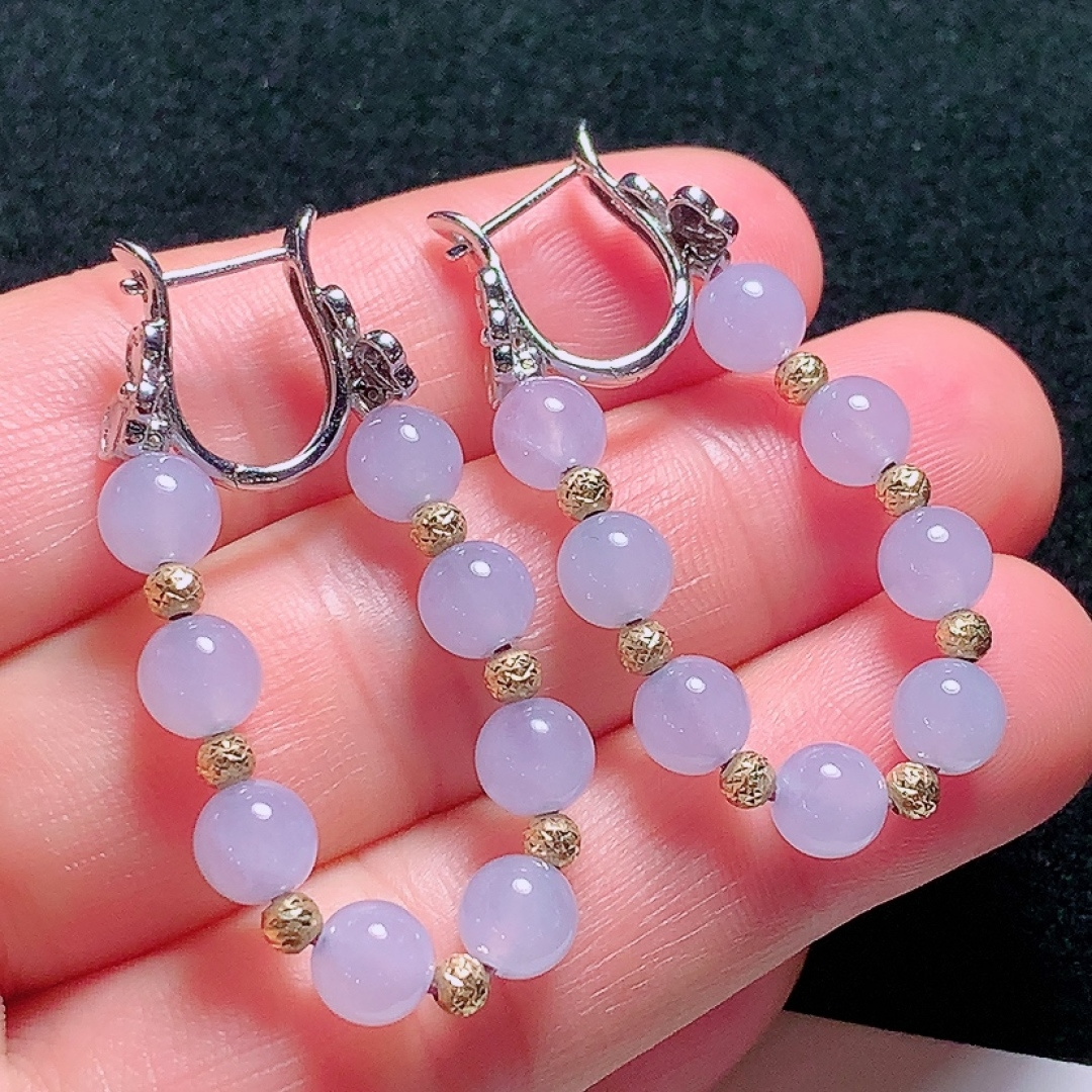 ️18k金镶嵌冰种紫色圆珠耳坠，种老水头好，又冰又润，饱满无裂：39.7mm裸石：5.8mm，编号