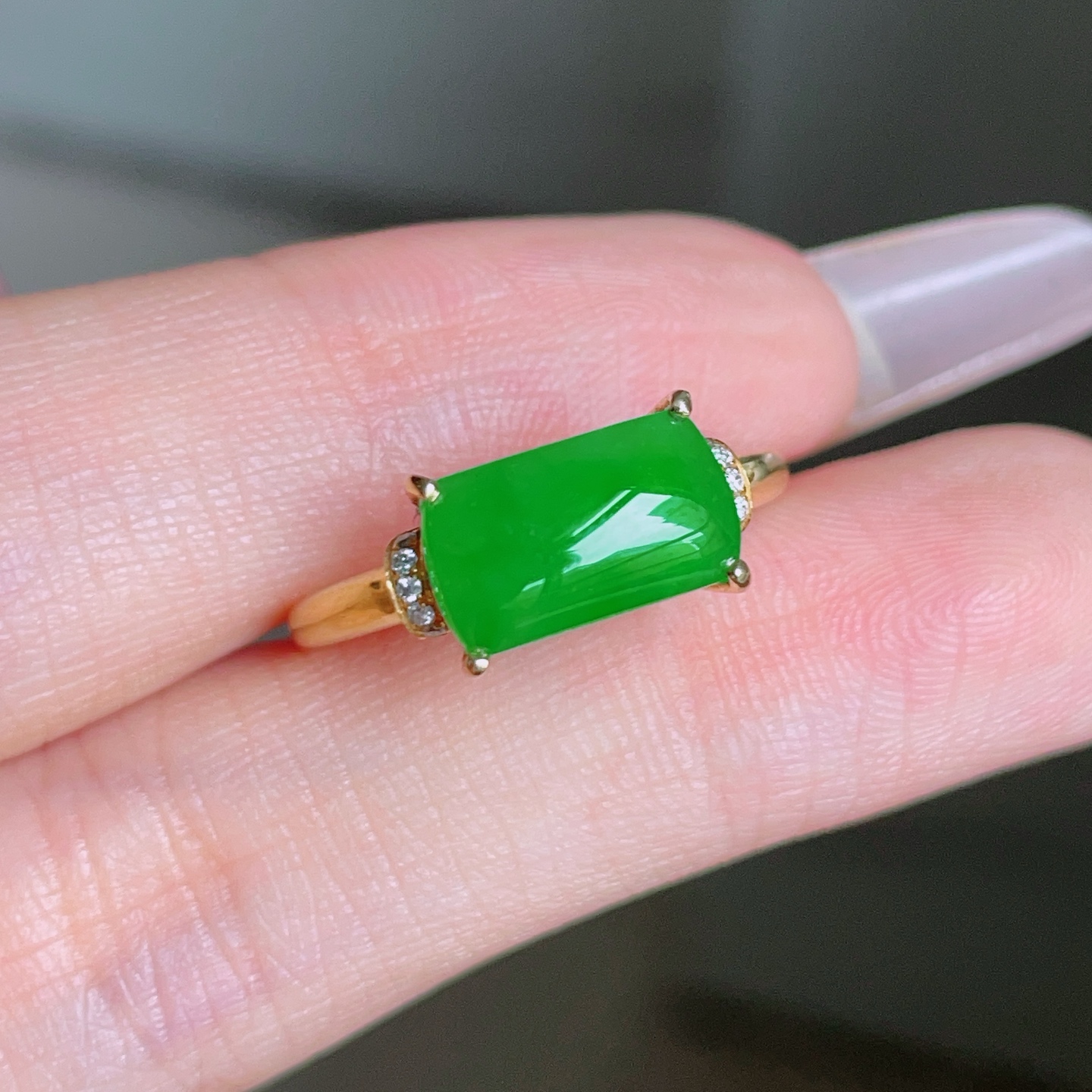 ️ 冰阳绿马鞍戒指，色泽鲜艳，种老水润，18k金镶嵌，裸石 10.7/6.4，圈口 15
