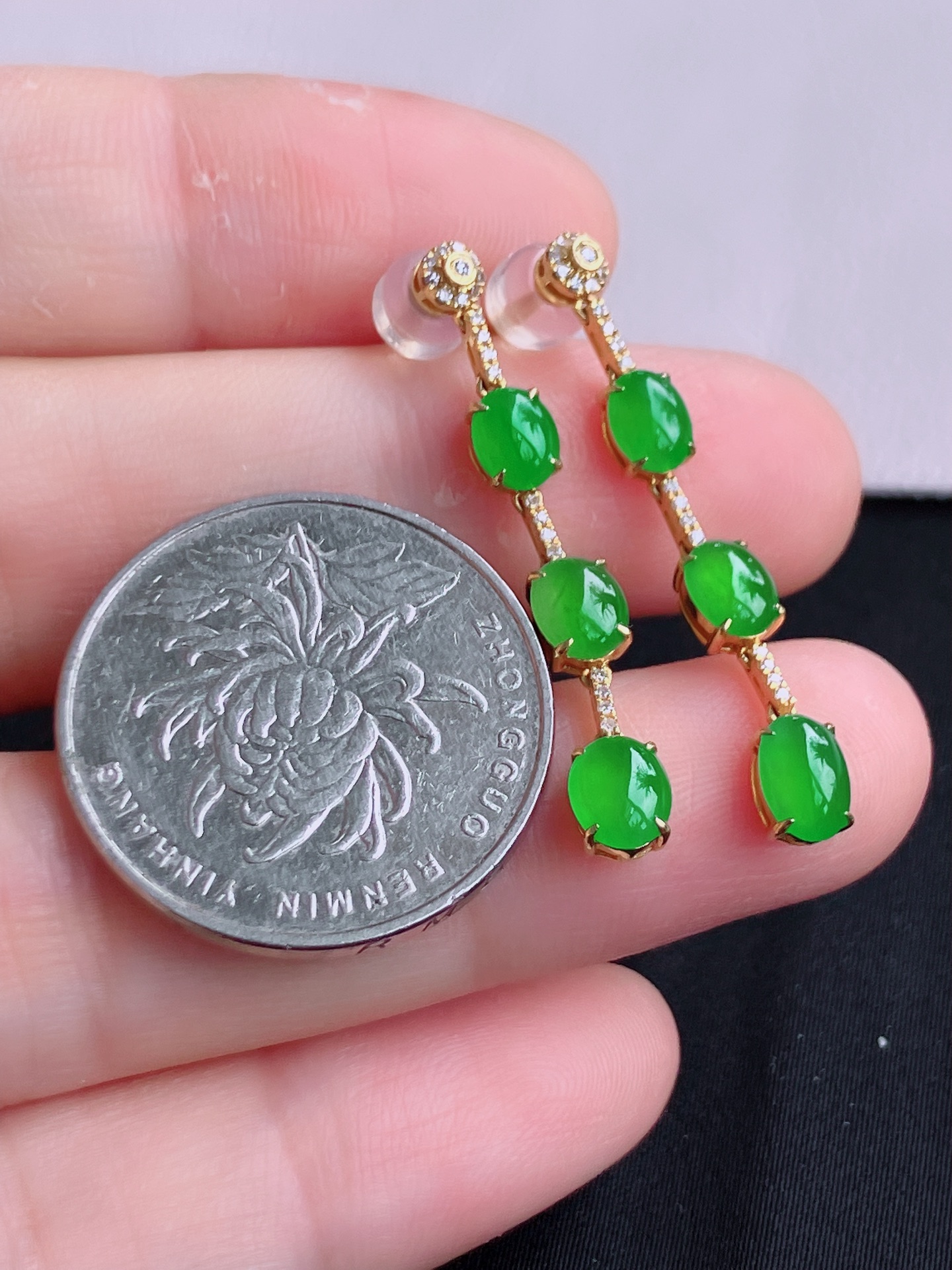 ️翠绿蛋面耳环，简约时尚，尺寸37.6/6.8/4.6，自然光实拍