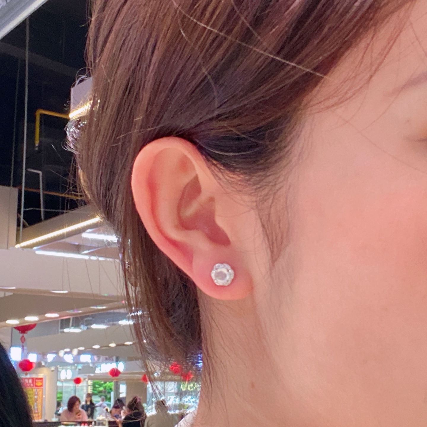 高冰蛋面耳钉，通透如冰，荧光流转，18k金镶嵌，珠宝感十足，尺寸如图一，实物更美～，7.4/5.8