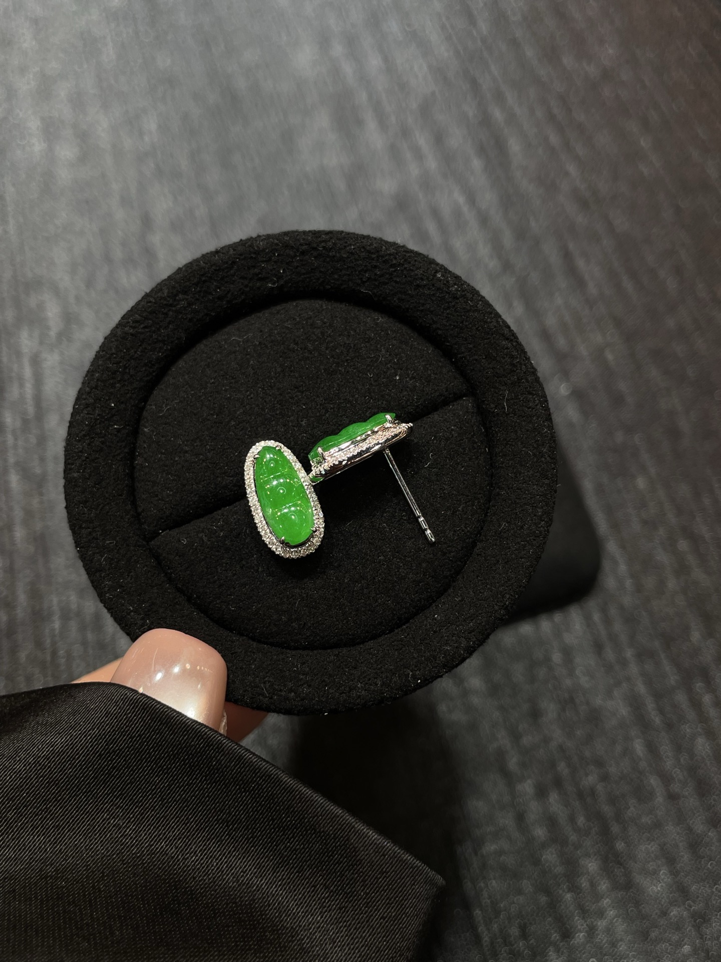 满色 阳绿 福豆耳钉，18k金配钻镶嵌，10.8-4.9