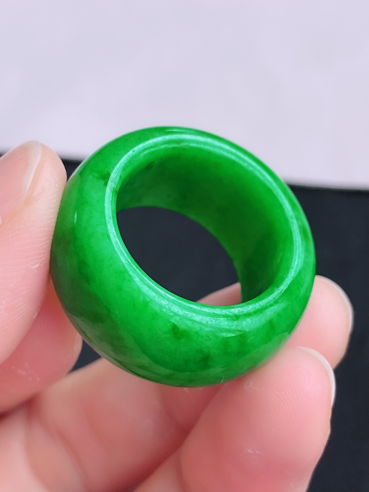 ️，阳绿扳指，色美大气，尺寸19/13/5.3，自然光实拍