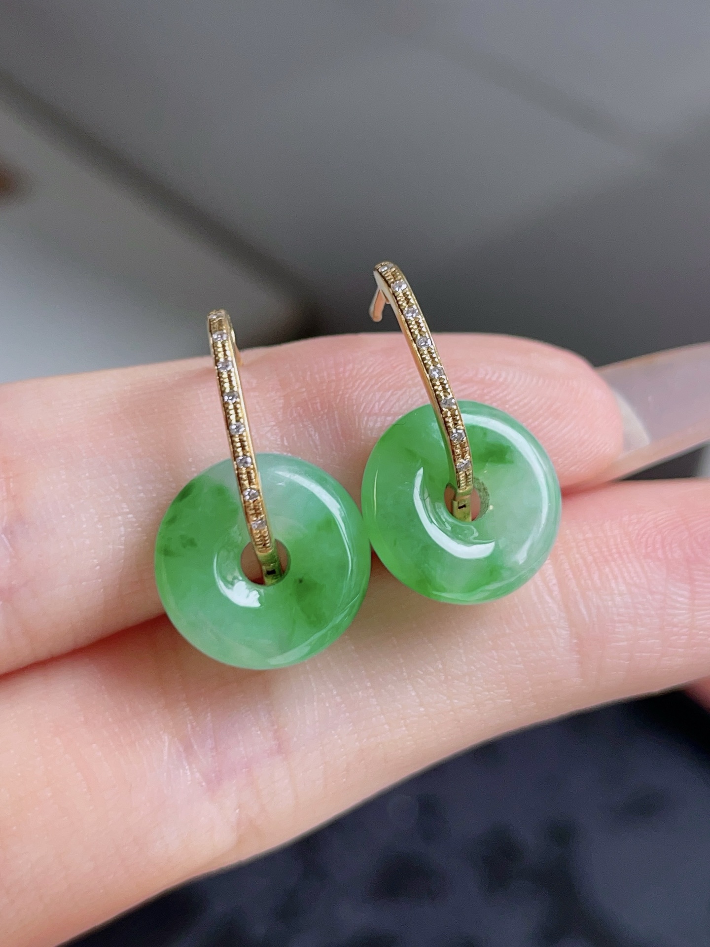 ️ 冰飘花甜甜圈耳坠，色泽鲜艳，种老水润，18k金镶嵌 19.8，裸石 12.2/3.7