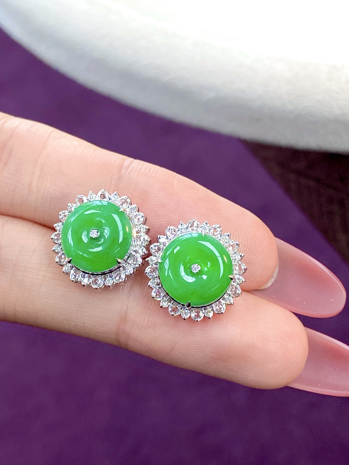 ️冰种阳绿平安扣耳钉，美到心尖上的“平安富贵”，戴在身上既有古典韵味，又显贵气：15-7，裸石：10.5-2.6mm，无裂。