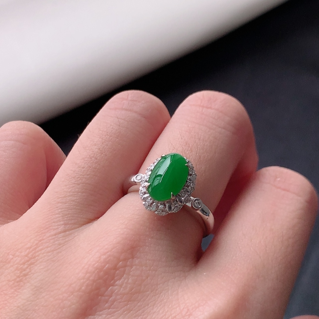 冰阳绿女戒。莹莹青翠，种老无裂水润，佩戴温婉优雅，货号79428，9.4/6.1/2.1