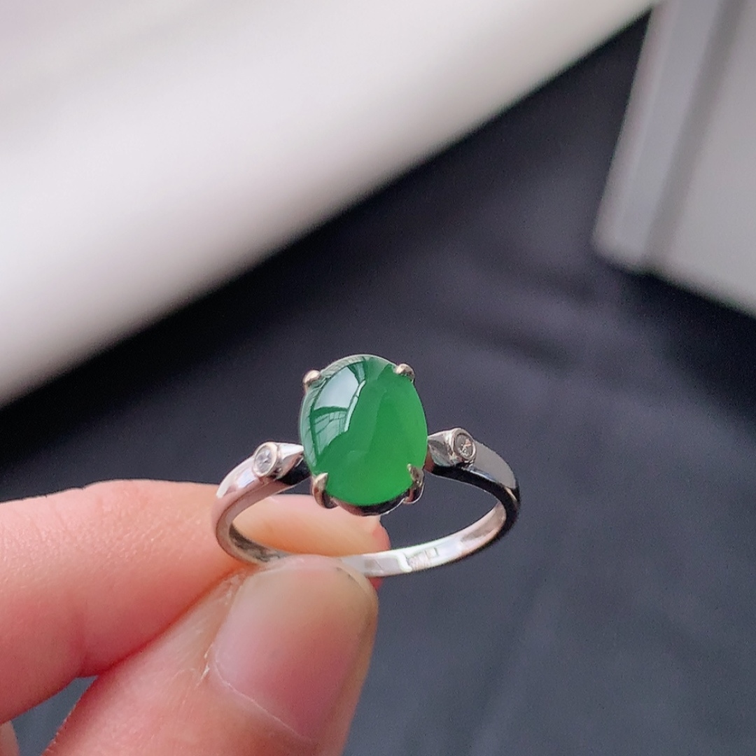 冰阳绿女戒。莹莹青翠，种老无裂水润，佩戴温婉优雅，货号79428，8.9/6.7/2.6