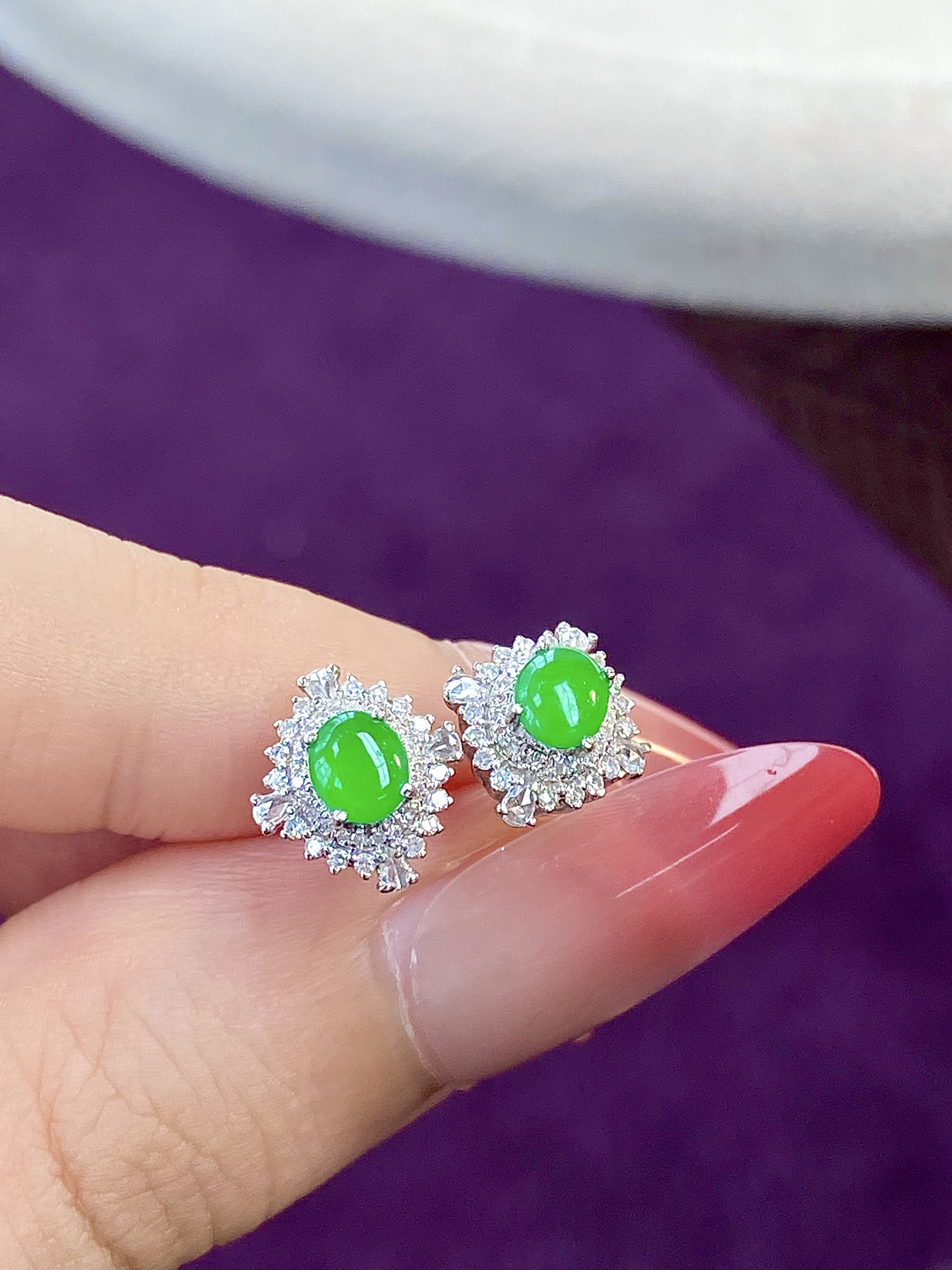 ️冰种阳绿蛋面耳钉，让翡翠误入耳饰的美貌，气质显白利器，让你在任何场合从容自信：10.4/9.7/6.7，裸石：4.9-4.2-2.2mm，无裂。