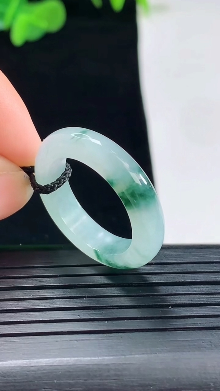 天然A货翡翠飘花指环戒指尺寸19.4-5.4-3.9重量:4.56g2026年5月1日
工厂直销收藏佳品,种好水足，色泽均匀，有种有色，上手高大气！
