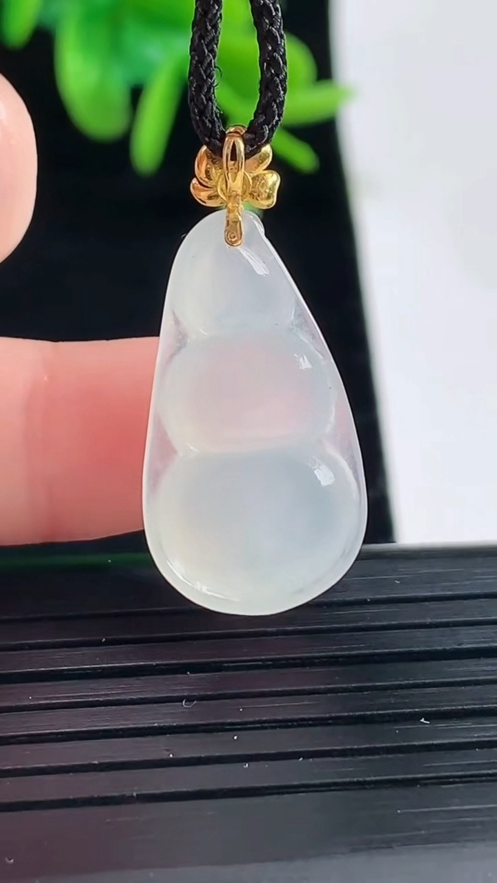 天然A货翡翠福豆吊坠尺寸27.7-12.7-5.5重量:2.75g
5月1日