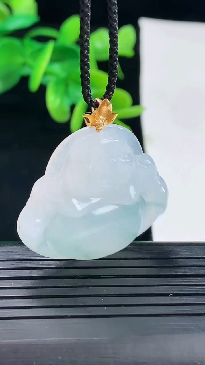 天然A货翡翠18K金飘花佛公吊坠尺寸34.1-30.7-5.7重量:8.04g
5月1日