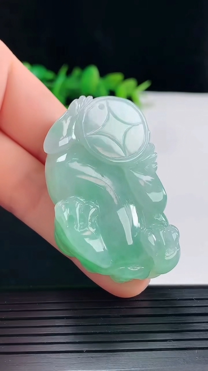 天然A货翡翠霸王貔貅吊坠尺寸47.6-27.9-12.6重量:40.84g
5月1日